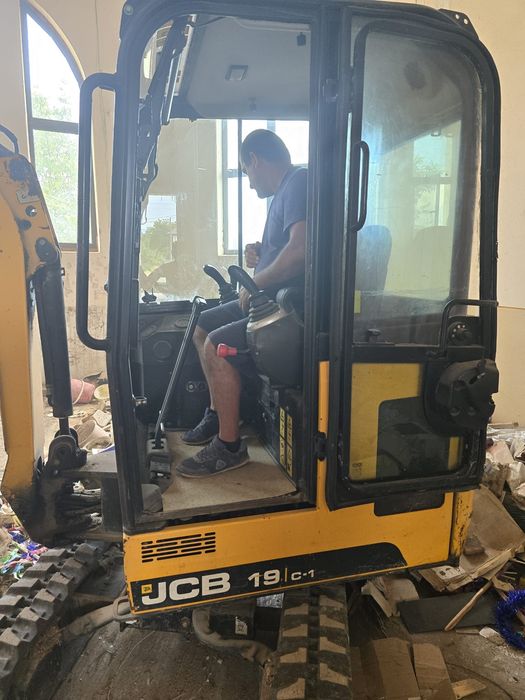 Vând miniexcavator   JCB 19C1