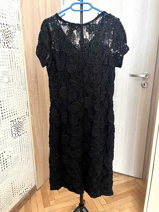 Черна дамска рокля бродирана с дантела