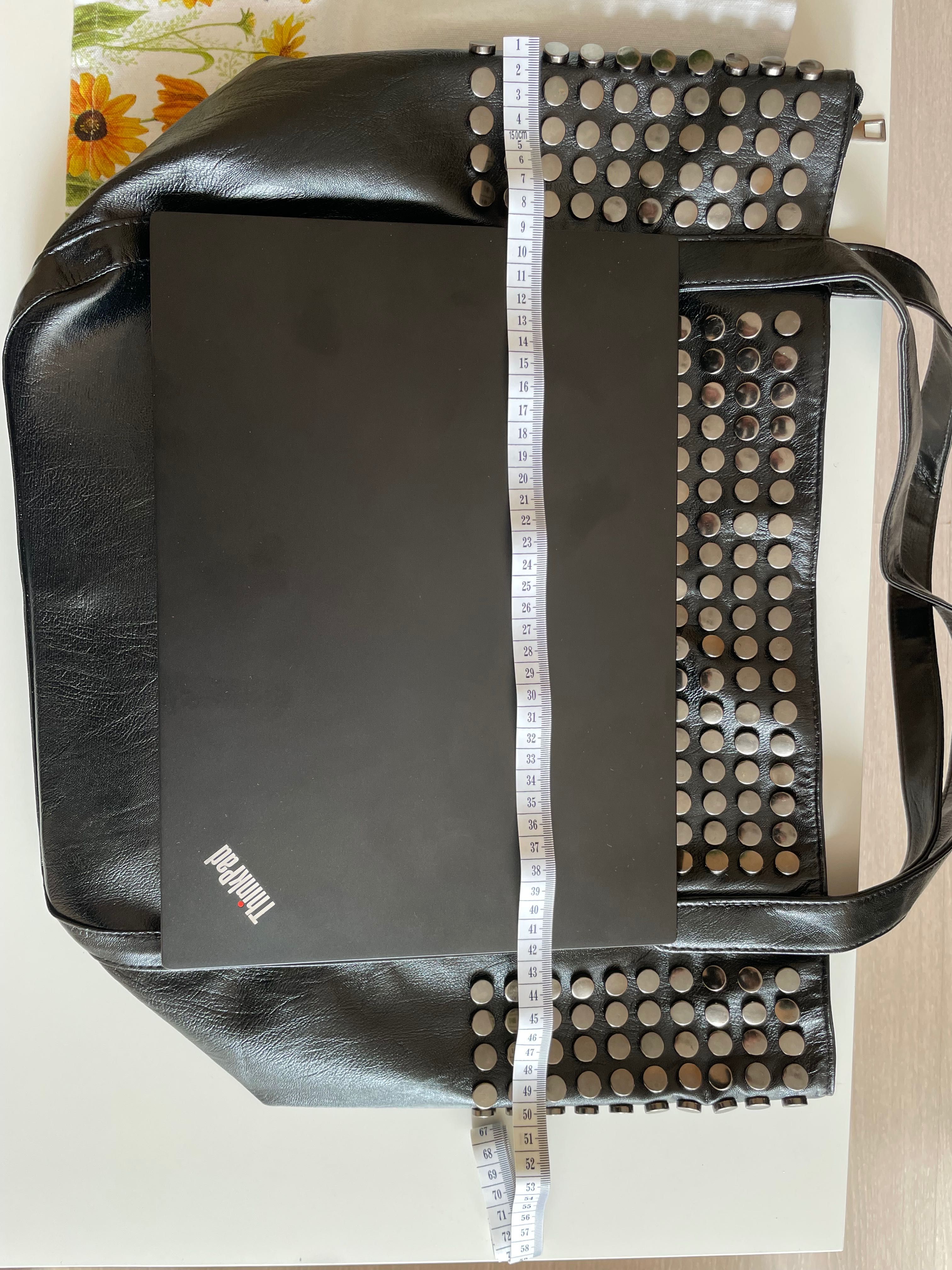 Дамска чанта с метални орнаменти