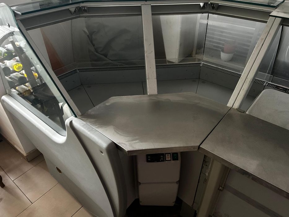 Vitrina orizontala cu colt