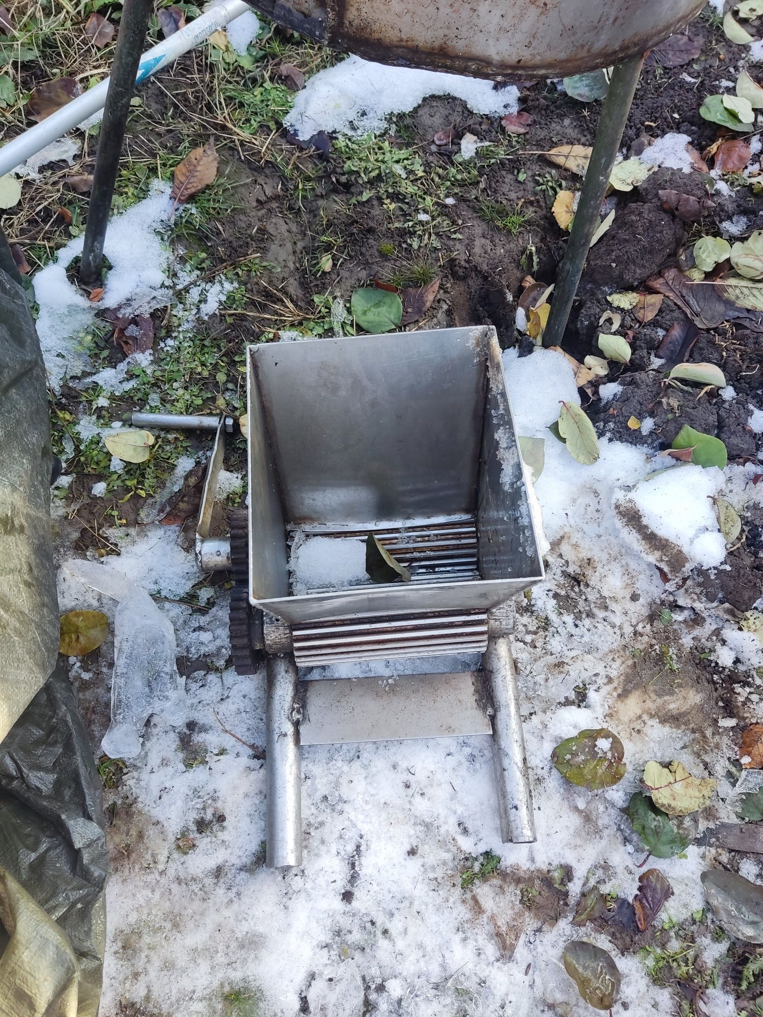 De vânzare teasc și zdrobitor de struguri ,