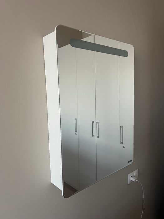 Зеркальный шкаф для ванной комнаты