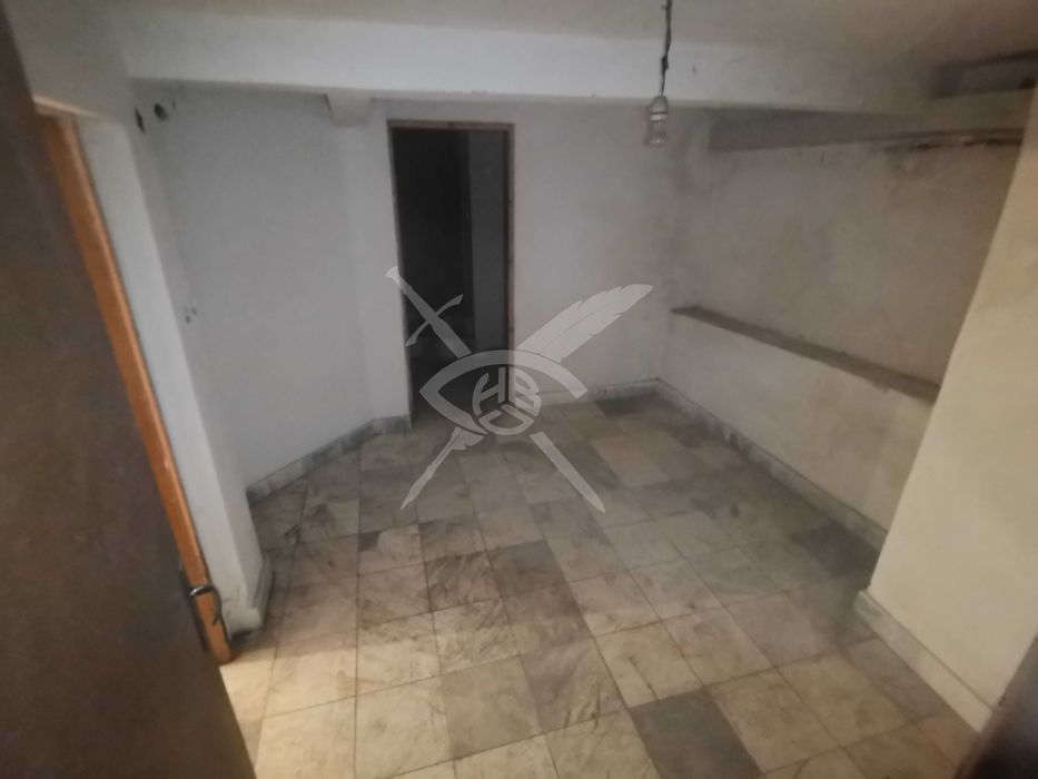 Дава се под наем Офис в Бургас, Център - 180 кв.м за 125681.34 € - Снимка #5