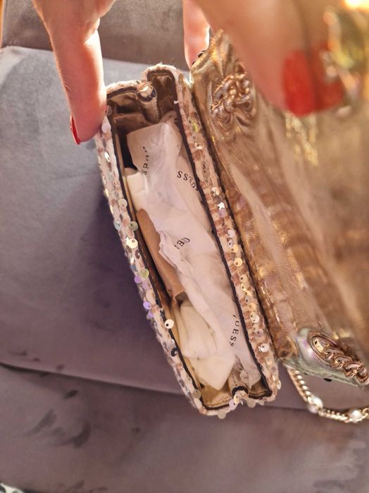 Нова чанта Guess с пайети и перли