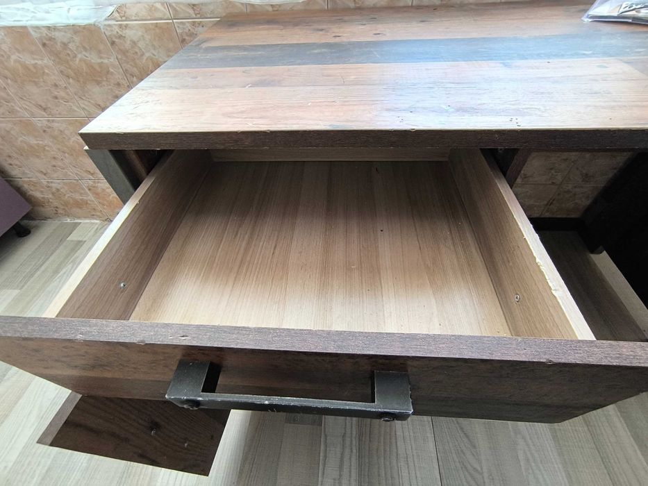 Бюро с едно чекмедже.