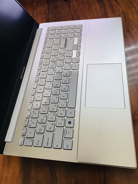 Asus vivobook noutbuk holati ideal