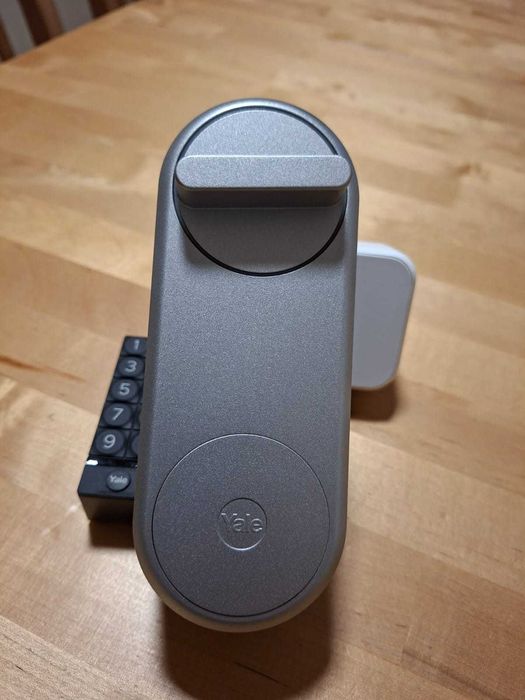 Încuietoarea usa metalica inteligentă Yale Linus