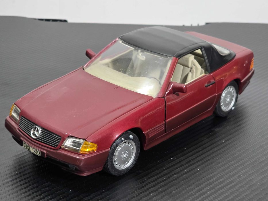 Macheta Auto 1/18 Revell Mercedes 500 SL Rosu