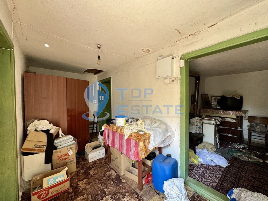 Двуетажна тухлена къща с кладенец и голям двор в село Александрово, о