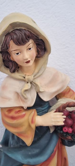 Figurina Femeia cu cos de fructe