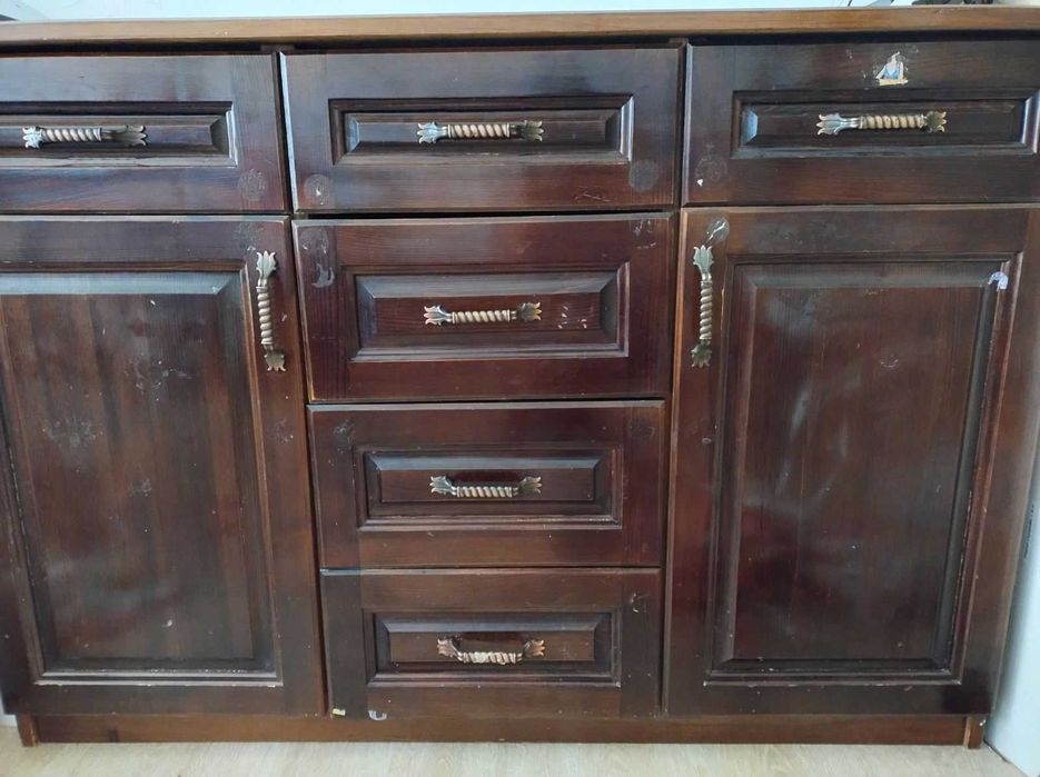 Шкаф от масивно естествено дърво