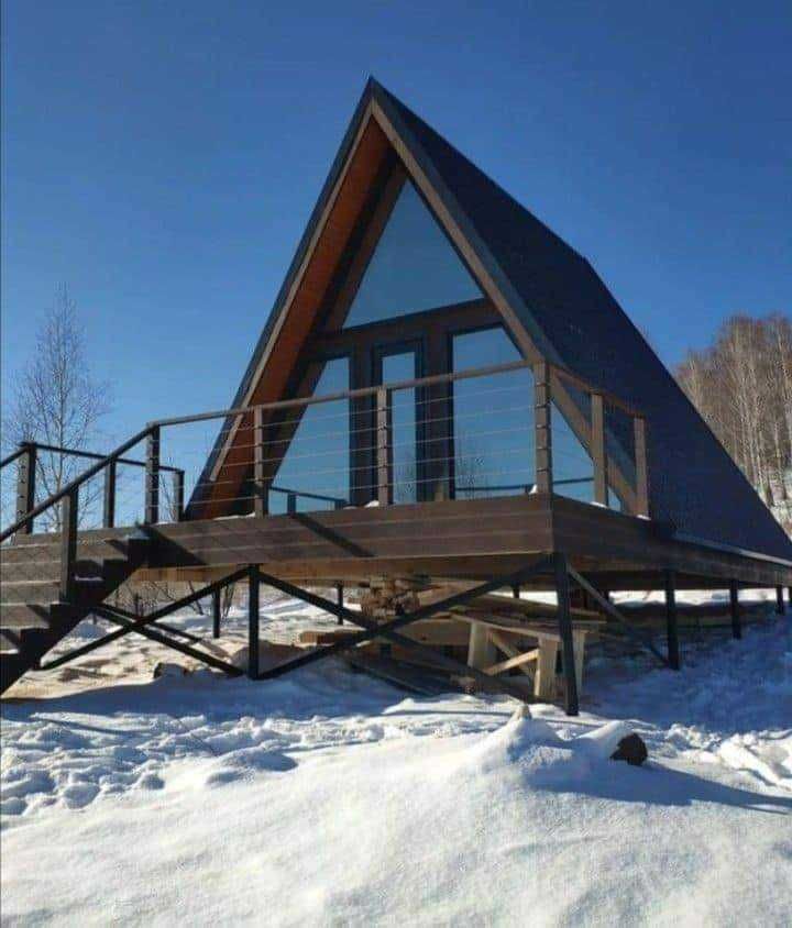 Cabana stil A Frame si casa la cheie din structura de lemn la cheie