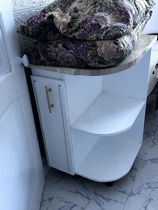 Отдам шкаф и подушки