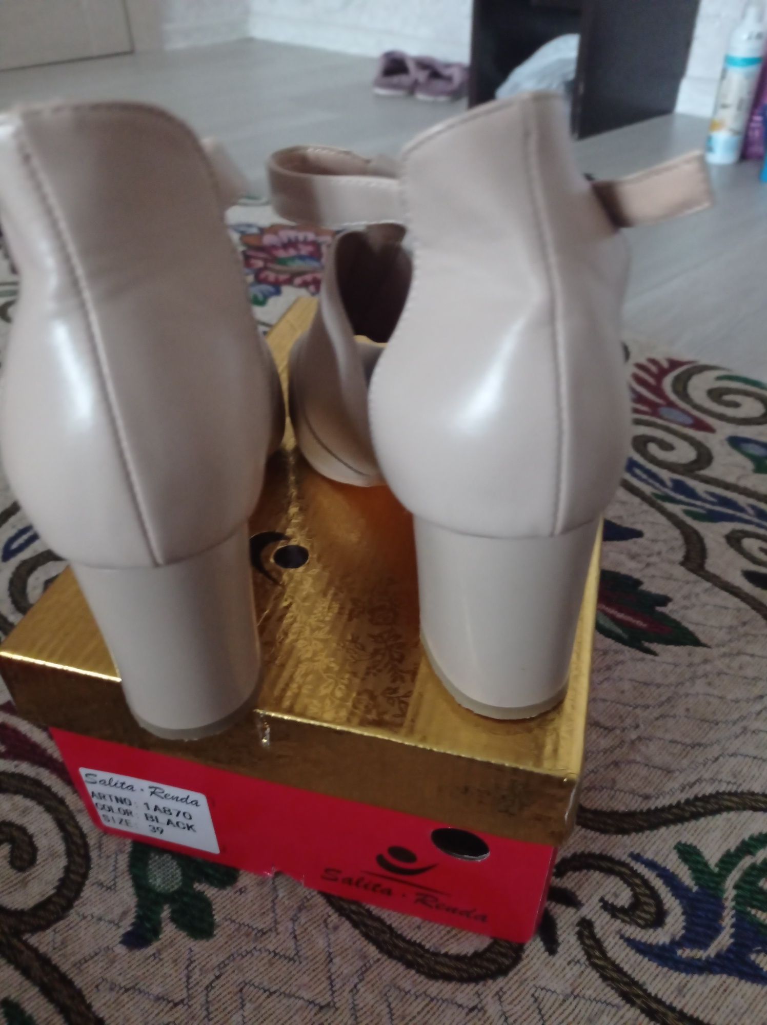 Продам женский туфли  каблуками