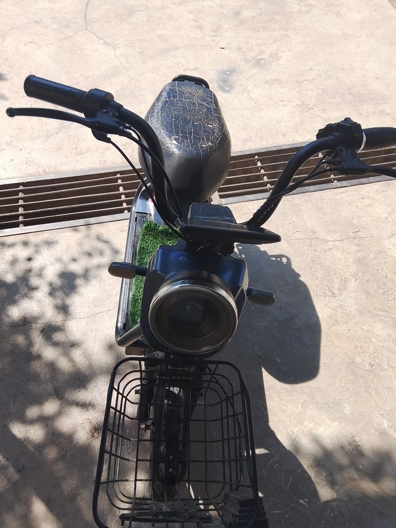 100$ dollar. Kami bor.  Akumlatori yoq