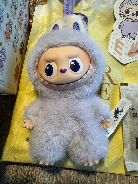 Оригинално labubu pin for love series 4 version 4 лабубу pop mart