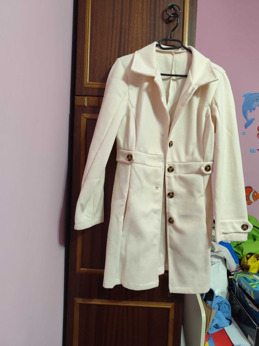 Дамско палто - ново. Размер S отговаря на М. Подходящ за пролет, есен