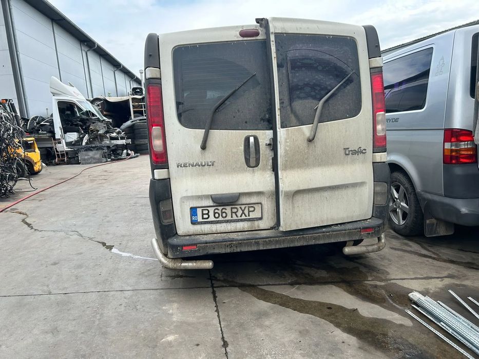 Usi fata Renault trafic