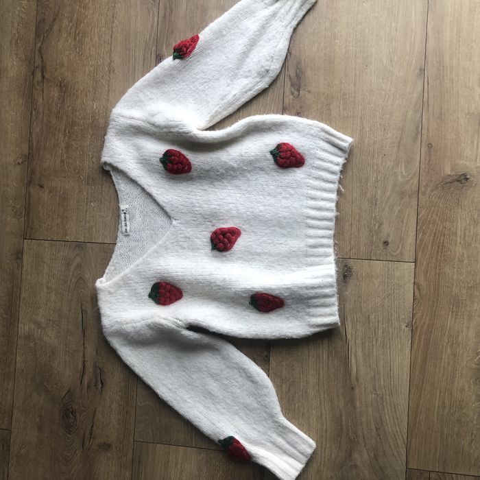 Пуловер с ягоди