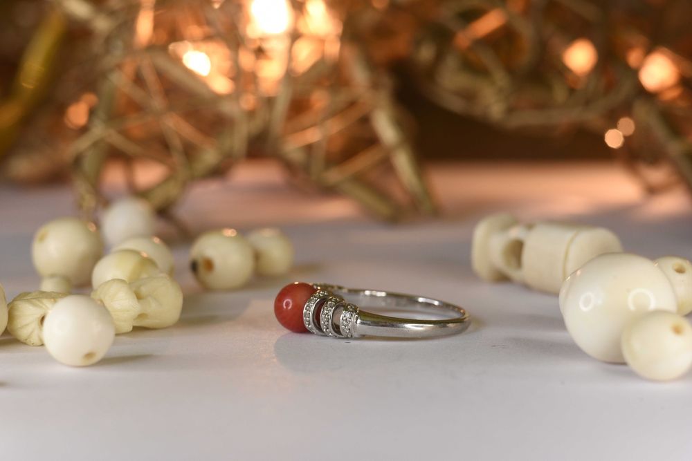 Inel argint rodiat cu coral sferă și 20 diamante