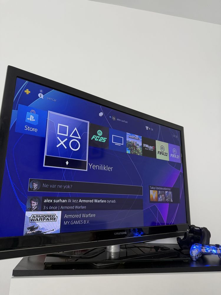 ПРОДАВАМ PS4 FAT със 15 игри + 2 игри вътре в плейстейшъна