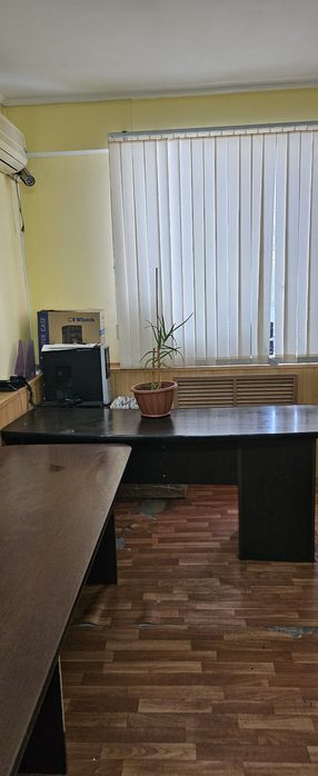 Офисная мебель,  столы, шкаф.