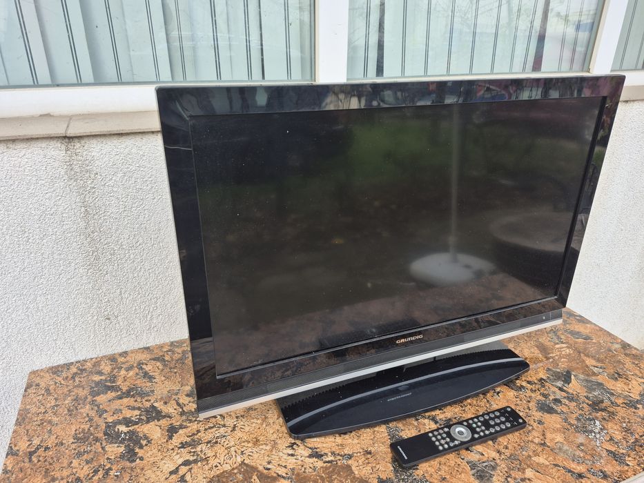 Vând televizor LCD marca Grunding model 32 inci 80cm cu telecomanda