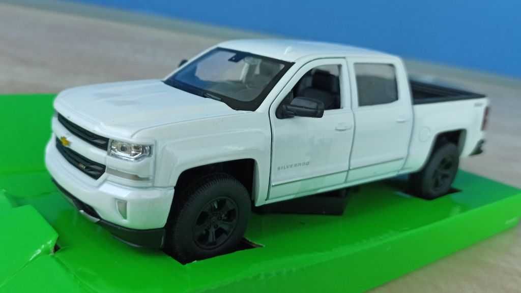 Macheta Chevrolet Silverado 2017 Truck alb - Welly NEX 1/29