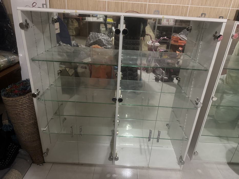 Витринный шкаф стеклянный,зеркало,шкаф,монеж