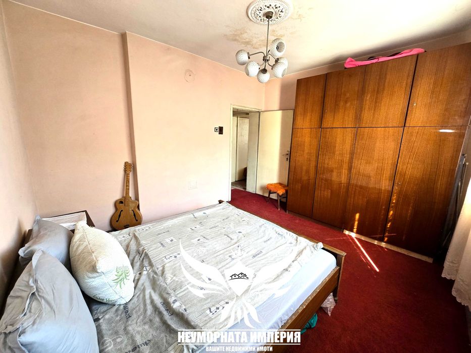 Продавам тристаен с гараж, партерни стаи и 219кв. двор в гр.Асеновград
