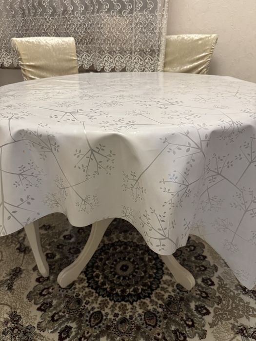 Продам кухонный стол круглый в хорошем состоянии . Бежевый цвет