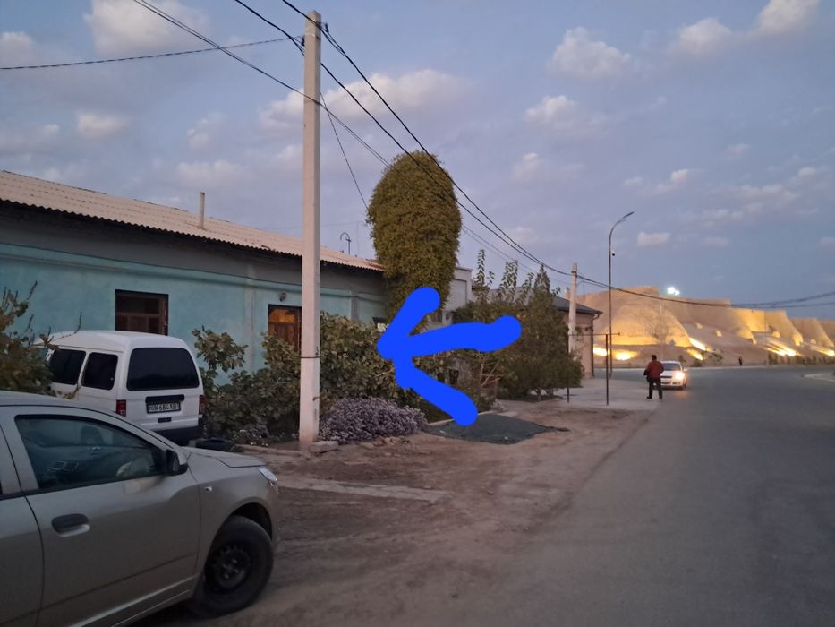 Уй сотилади йул усти 400 кв ота дарвозага якин