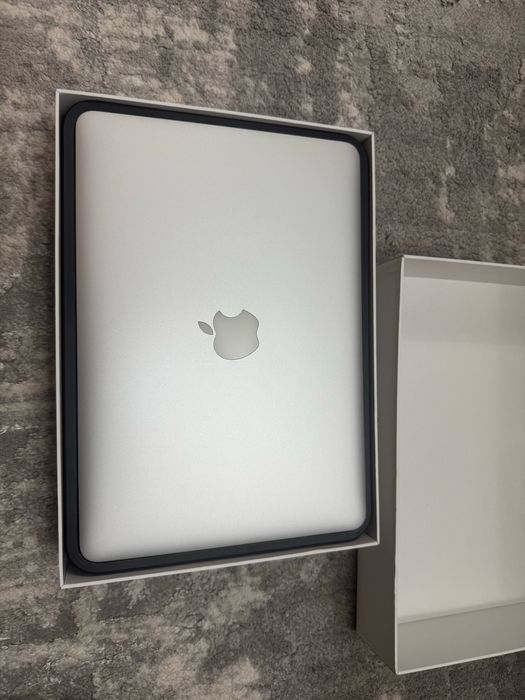 MacBook Pro 13’ А1502 256GB 8 RAM i5 2.7 GHz + зарядно и нова батерия