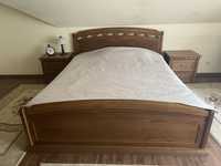 Деревянная кровать с двумя тумбочками и с шикарным матрасом.