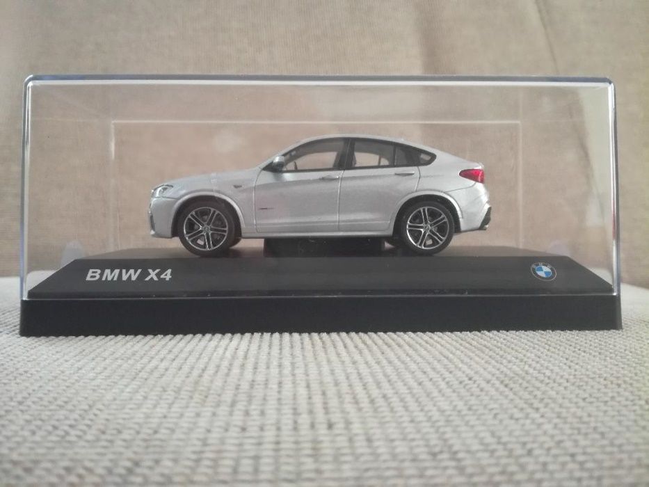 Vand macheta BMW X4 F26 editie de reprezentanta scara 1 43 Herpa