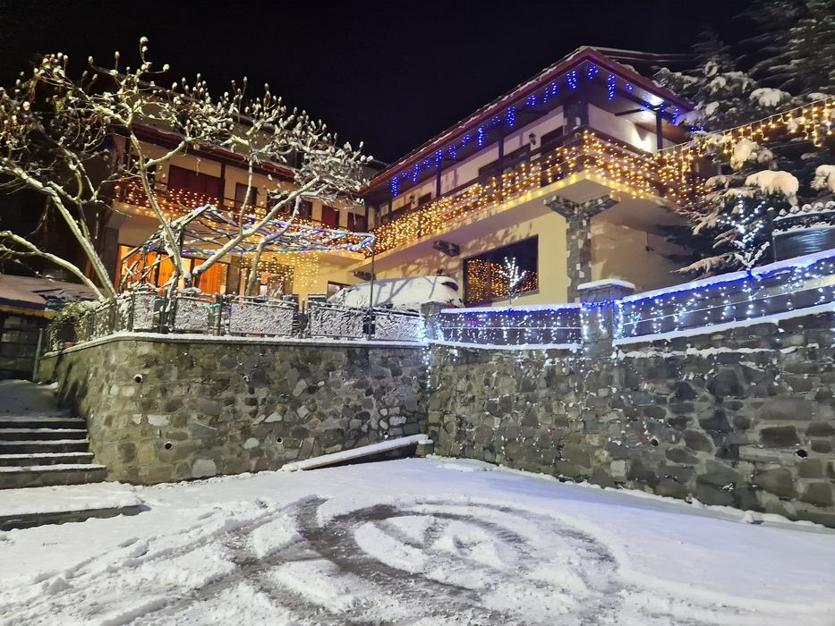 Închiriem vila în imediata apropiere a statiunii Sinaia...1500 lei