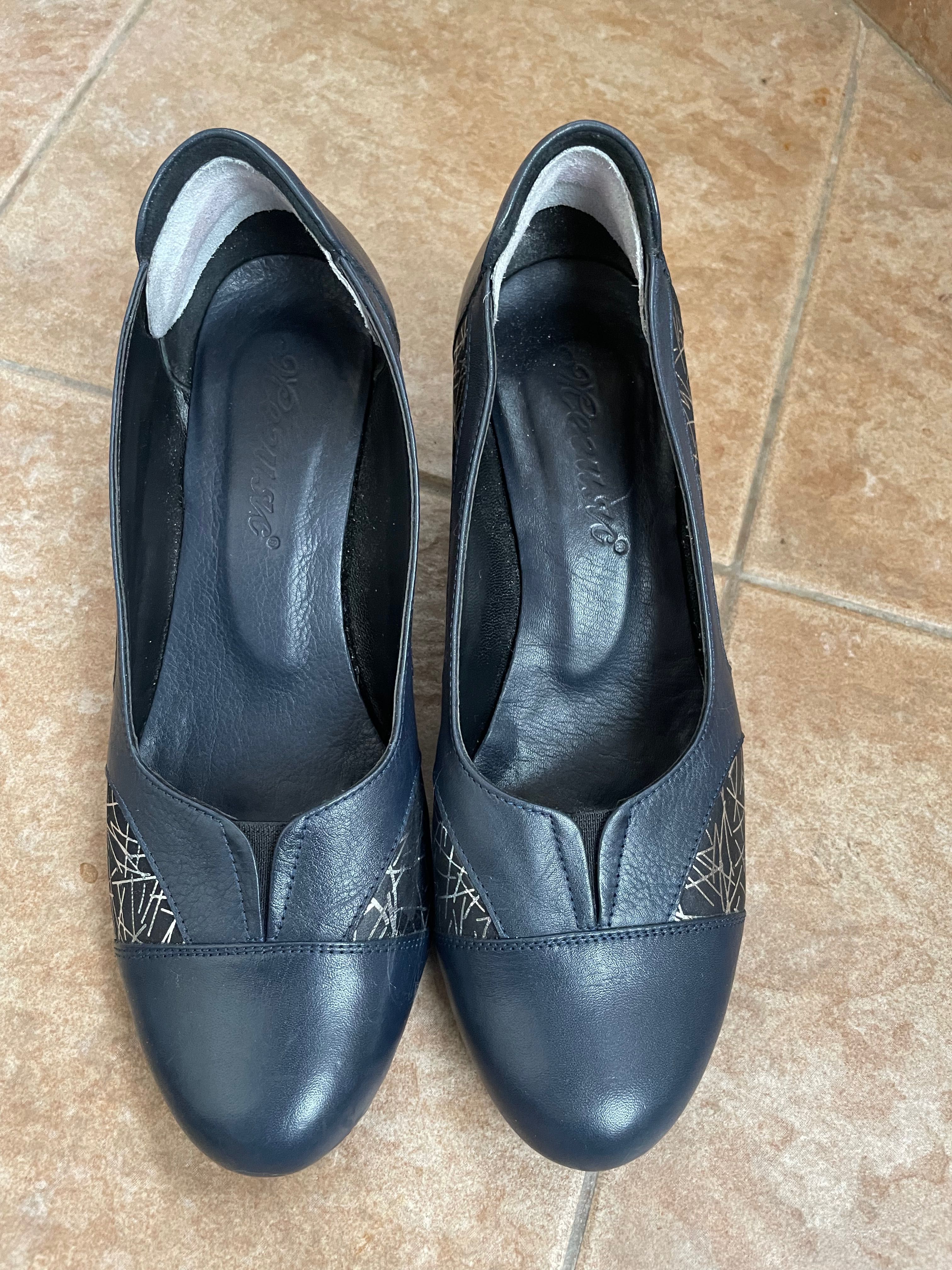 Нови сини и кафяви елегантни обувки 38