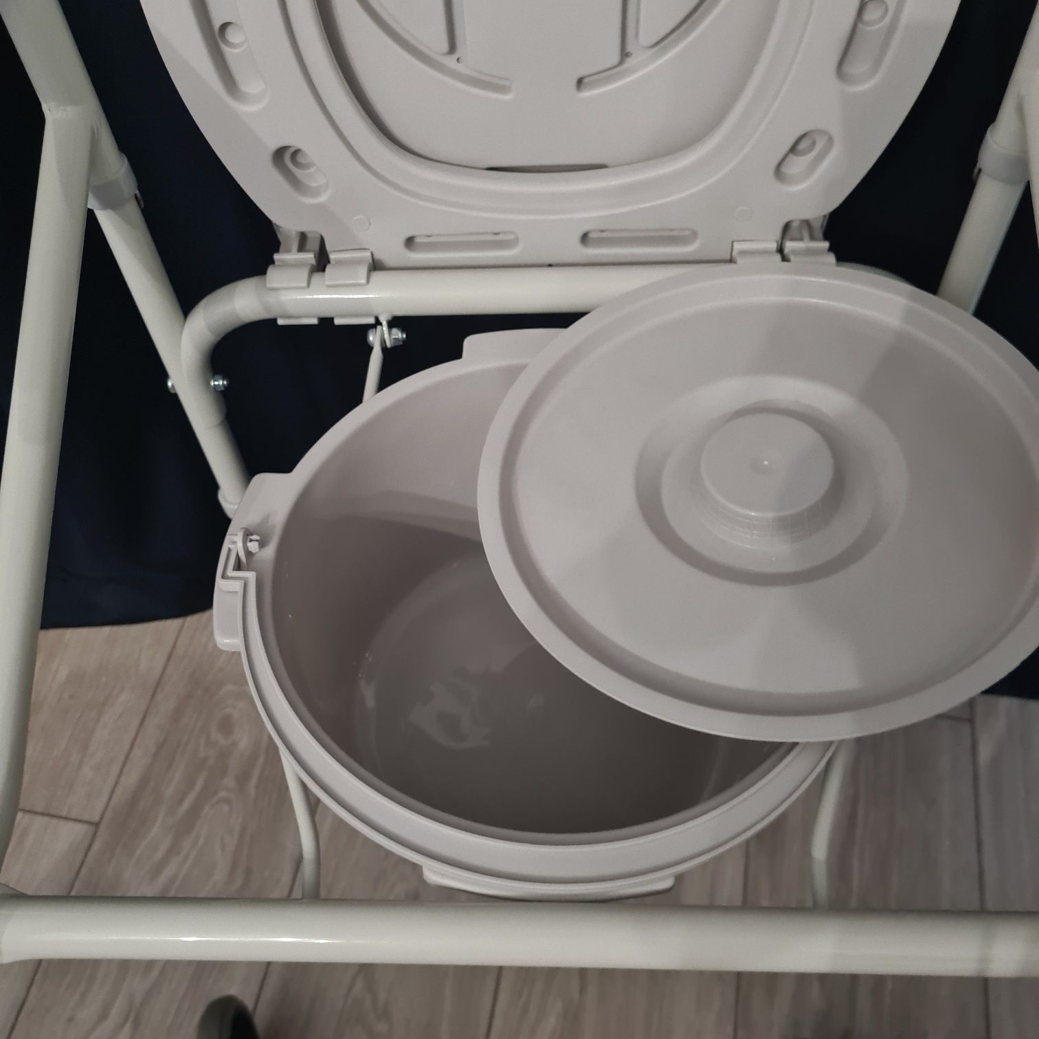 Новое складное санитарное кресло-туалет на колесах