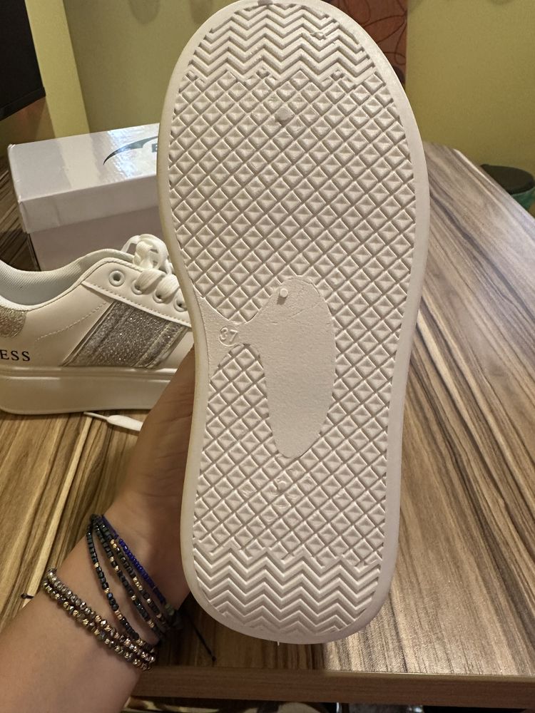 Бели сникърси Guess