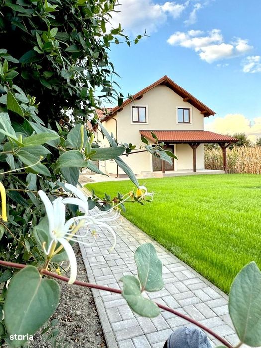 Duplex la asfalt - 4 camere - teren 532mp  Utvin