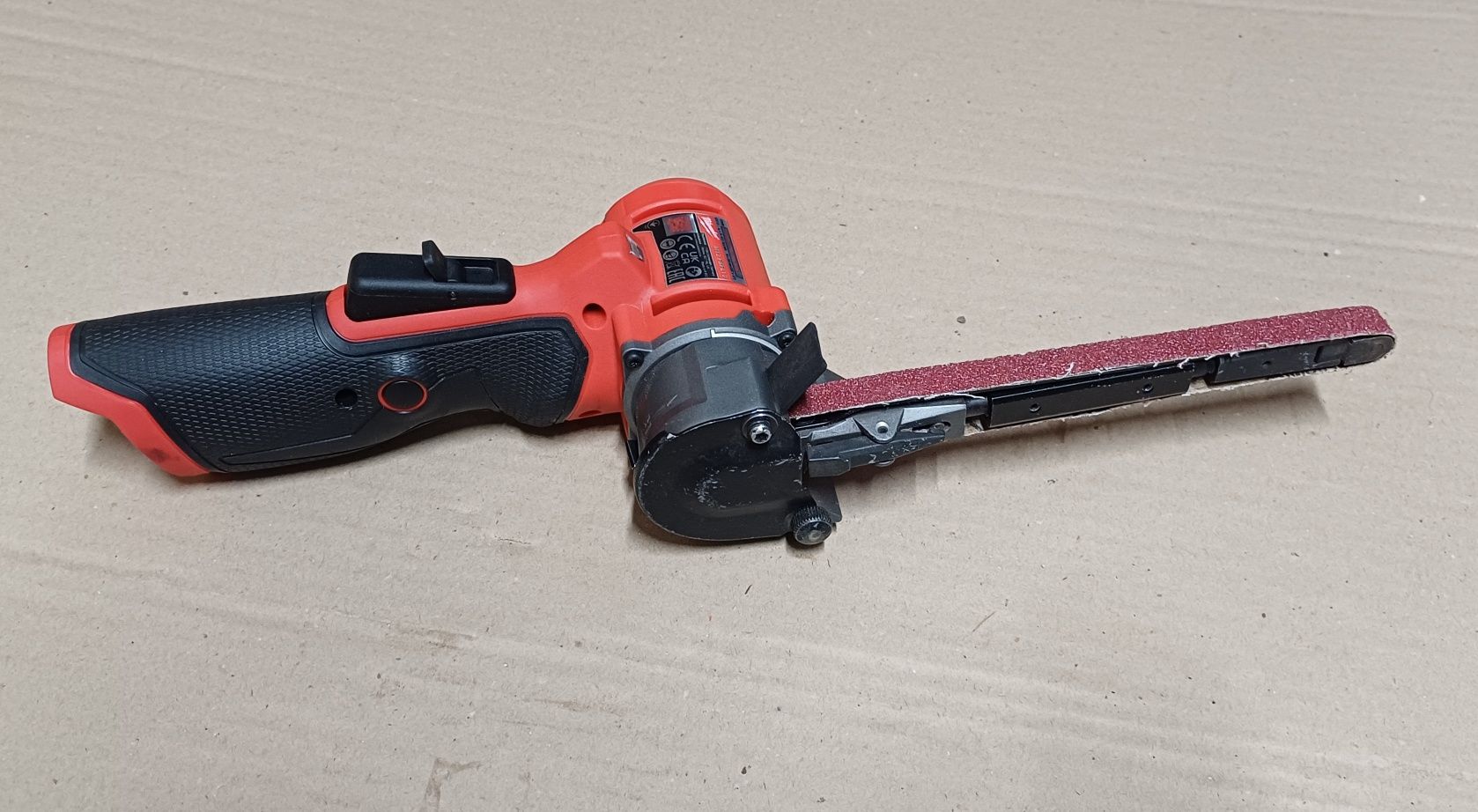 Milwaukee slefuitor m12