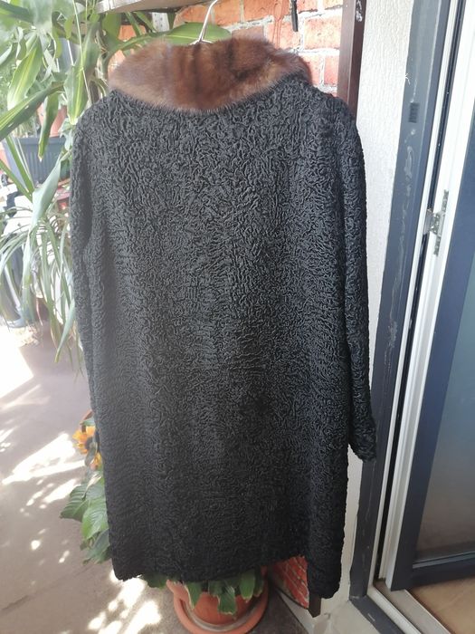 Haina blana Astrahan nepurtata