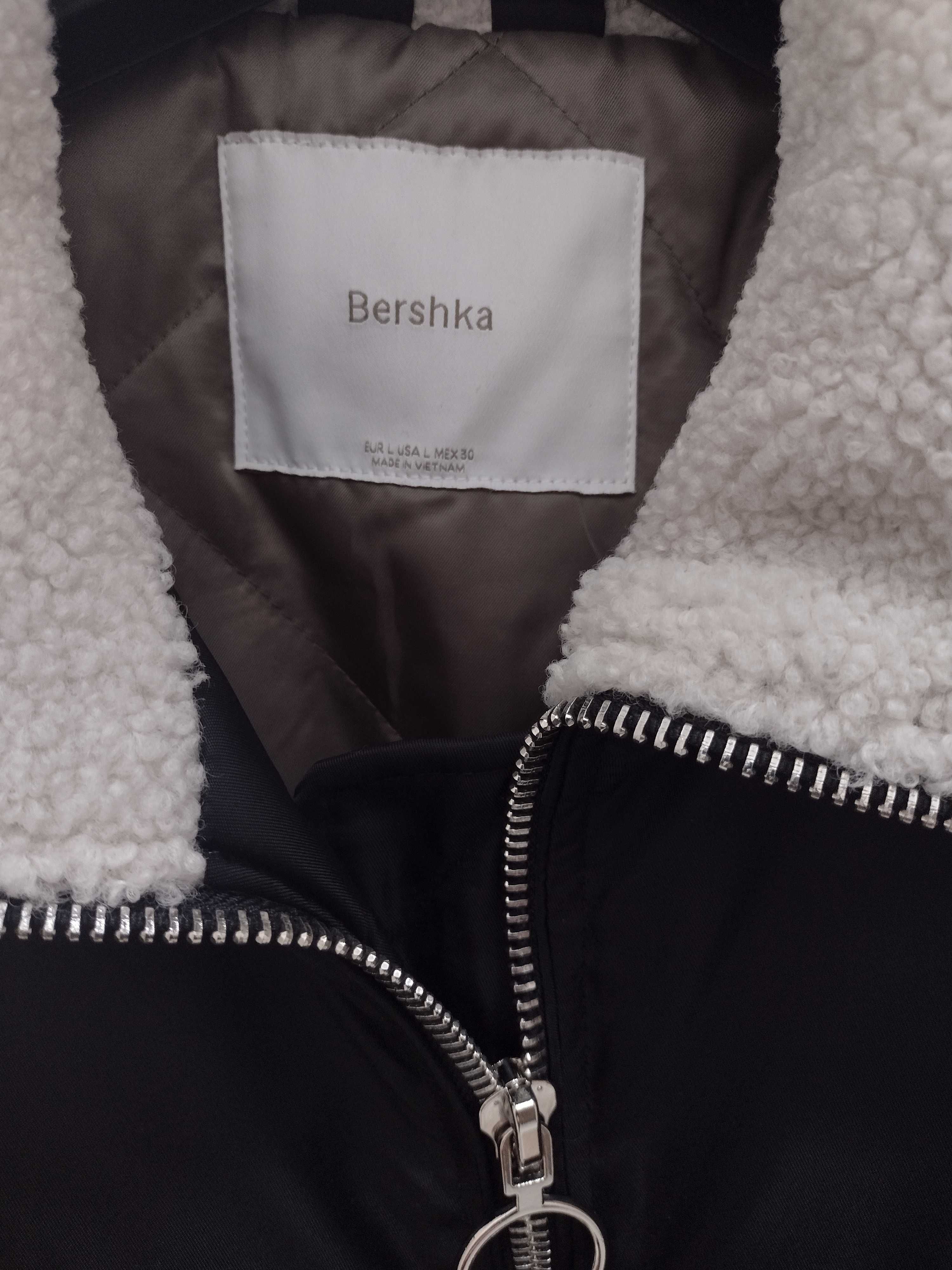 Bershka Бомбер яке с найлонов ефект и яка.