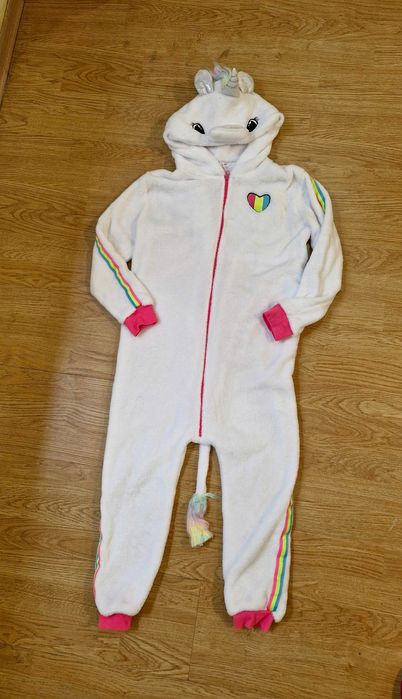 Costum Sinsay, gen salopeta, imbracat o singura data, pentru 10 ani