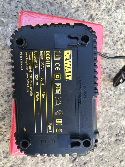 Alimentator Incarcator Dewalt DCB 118 8A