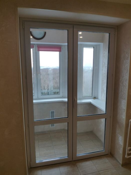 Продам двустворчатую балконную дверь