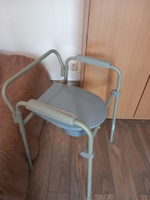 Vand scaun portabil cu wc detasabil, nefolosit.