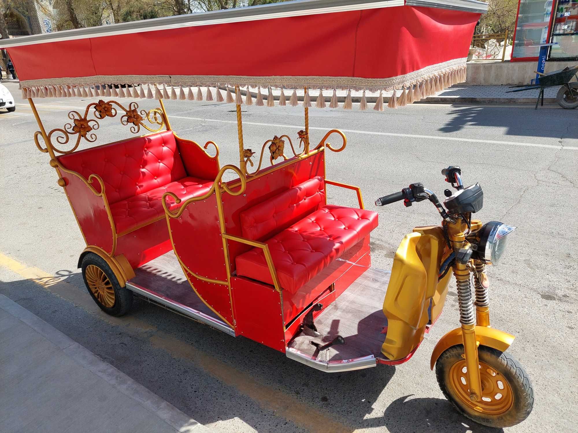 Elektro riksha sotiladi