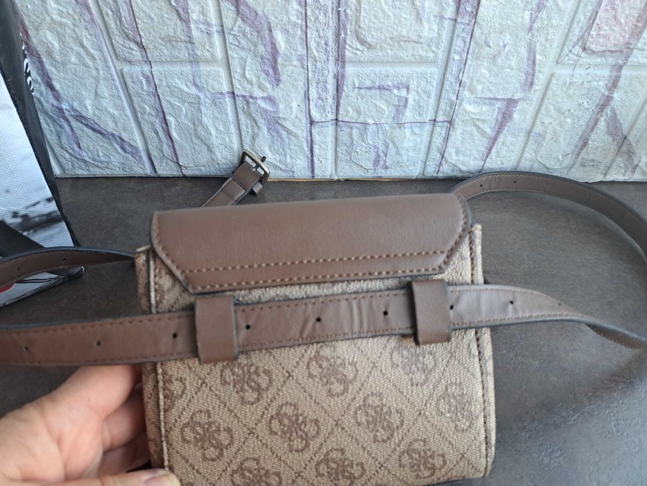 дамска чанта GUESS,малка чантичка за кръста,банан,гес