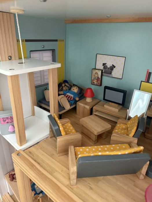 Дървена къща за кукли с много мебели и семейство